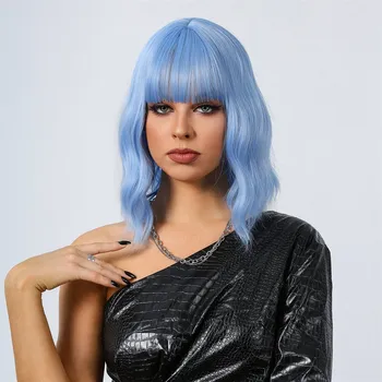 Paruka Pastelově modrá mikádo paruka Mera s vlnami a ofinou