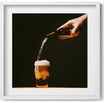 Obraz Dekorativní obraz v bílém rámu do obýváku Nalévání piva do půllitru 50x50 cm