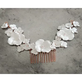 Ozdoba do vlasů B-TOP Hřeben do vlasů zdobený bílými květy Druh barvy: Zlatá růžová