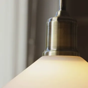 Markslöjd Závěsná lampa Vela, bílá/stará mosaz, sklo/železo Ø 25 cm zástrčka bílá matná, starožitná mosaz 1 x 60 W - Doprava zdarma