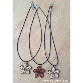 Náhrdelník Dřevěný náhrdelník KVĚTINA Varianta: Americký javor