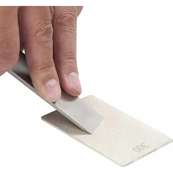 BROUSEK NA NOŽE VELIKOSTI KREDITNÍ KARTY - HRUBOST 300 1019