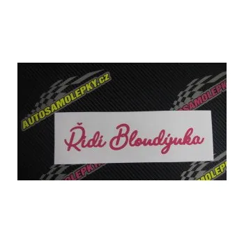 Polep vozidla SAMOLEPKA Řídí blondýnka nápis (09 - bílá) NA AUTO, NÁLEPKA, FÓLIE, POLEP, TUNING, VLASTNÍ TEXT, TISK, AUTOSAMOLEPKY.cz, POLEPY, OBRÁZEK, LOGO, SAMOLEPKY