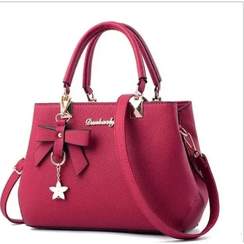 Kabelka Elegantní dámská kabelka s květinovým přívěskem | messenger taška - Bordó