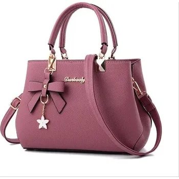 Kabelka Elegantní dámská kabelka s květinovým přívěskem | messenger taška - růžový