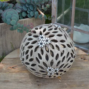 Svícen Keramická koule na svíčku se sedmikráskou 20 cm Motiv: Šamotová