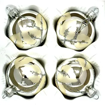 Vánoční ozdoba Irisa Skleněné vánoční koule 7 cm „Zimní větvičky“ – Stříbrné odlesky v jemném mrazivém designu ( sada 4 ks ) Velikost: 7 cm, Balení: 4ks, Barva: stříbrná