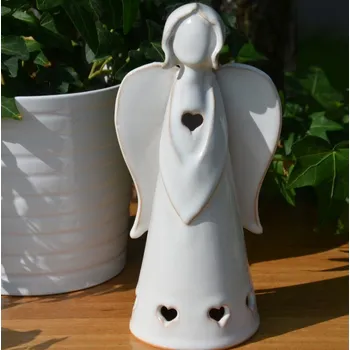 Bílý keramický anděl se srdíčky 18 cm