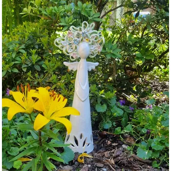 Květinový anděl z keramiky