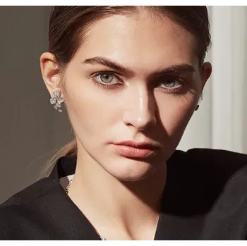 Náušnice B-TOP Náušnice s AAA zirkony ve tvaru Květu - bílé pozlacení