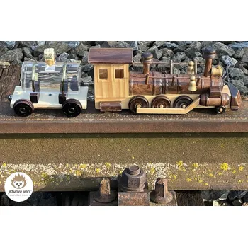 Dárkový potravinový koš LUXUSNÍ DÁRKOVÁ LÁHEV - DŘEVĚNÁ LOKOMOTIVA S NOVOU CISTERNOU - S ALKOHOLEM 40% ŠVESTKA