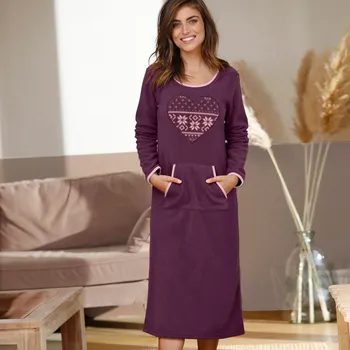 Dámská noční košile Fleecová noční košile s našitým srdcem švestková 46/48