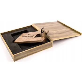 USB flash disk USB flash disk 64 GB USB 2.0 Dřevěná karta OŘECH + Gravírování JMÉNA