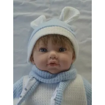 Panenka Realistická panenka Teo v modré čepici s oušky od španělské firmy Marina & Pau (Teo Soft - 45 cm, baleno v sáčku)