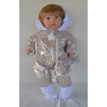 Panenka Realistická panenka Alina v růžové zimní kombinéze od španělské firmy Marina & Pau (Alina Snow - 45 cm)