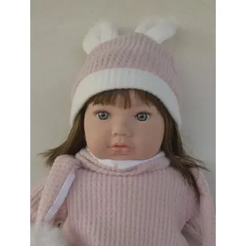 Panenka Realistická panenka tmavovlasá Alina v čepici s oušky od španělské firmy Marina & Pau (Alina Soft - 45 cm, baleno v sáčku)
