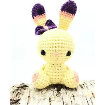 Velikonoční dekorace Ručně háčkovaný zajíc sedící malý vanilkový s fialovou