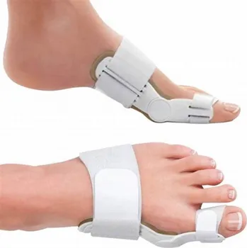 Korektor vbočeného palce s pohyblivým kloubem a separátorem prstů