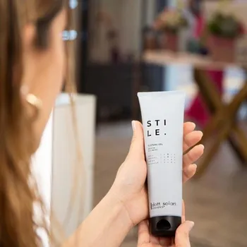 Stylingový přípravek Kreativní gel na vlasy s leskem a fixací