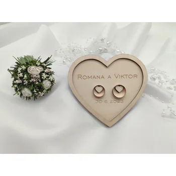 Svatební dekorace Dřevěný podnos na snubní prsteny D-decor - srdce se srdíčky uvnitř