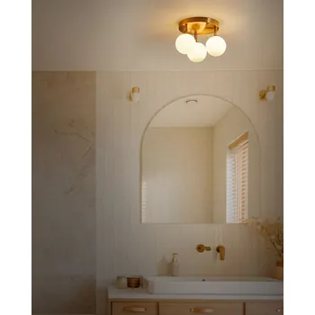 Stropní lampa 3 světla mosazné bílé sklo a železný kov okouzlující moderní vzhled osvětlení obývací pokoj Beliani