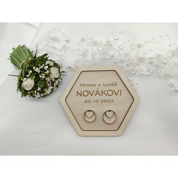 Svatební dekorace Dřevěný podnos na snubní prsteny D-decor - hexagon se srdíčky uvnitř