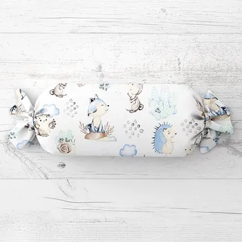 Dekorativní polštářek Dětský polštář válec bonbon Sandra SA-478 Lesní zvířátka v borůvčí na bílém 15x40 cm
