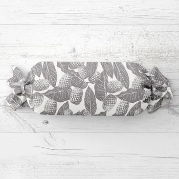 Dekorativní polštářek Polštář válec bonbon Sandra SA-511 Šedé ananasy na bílém 15x80 cm