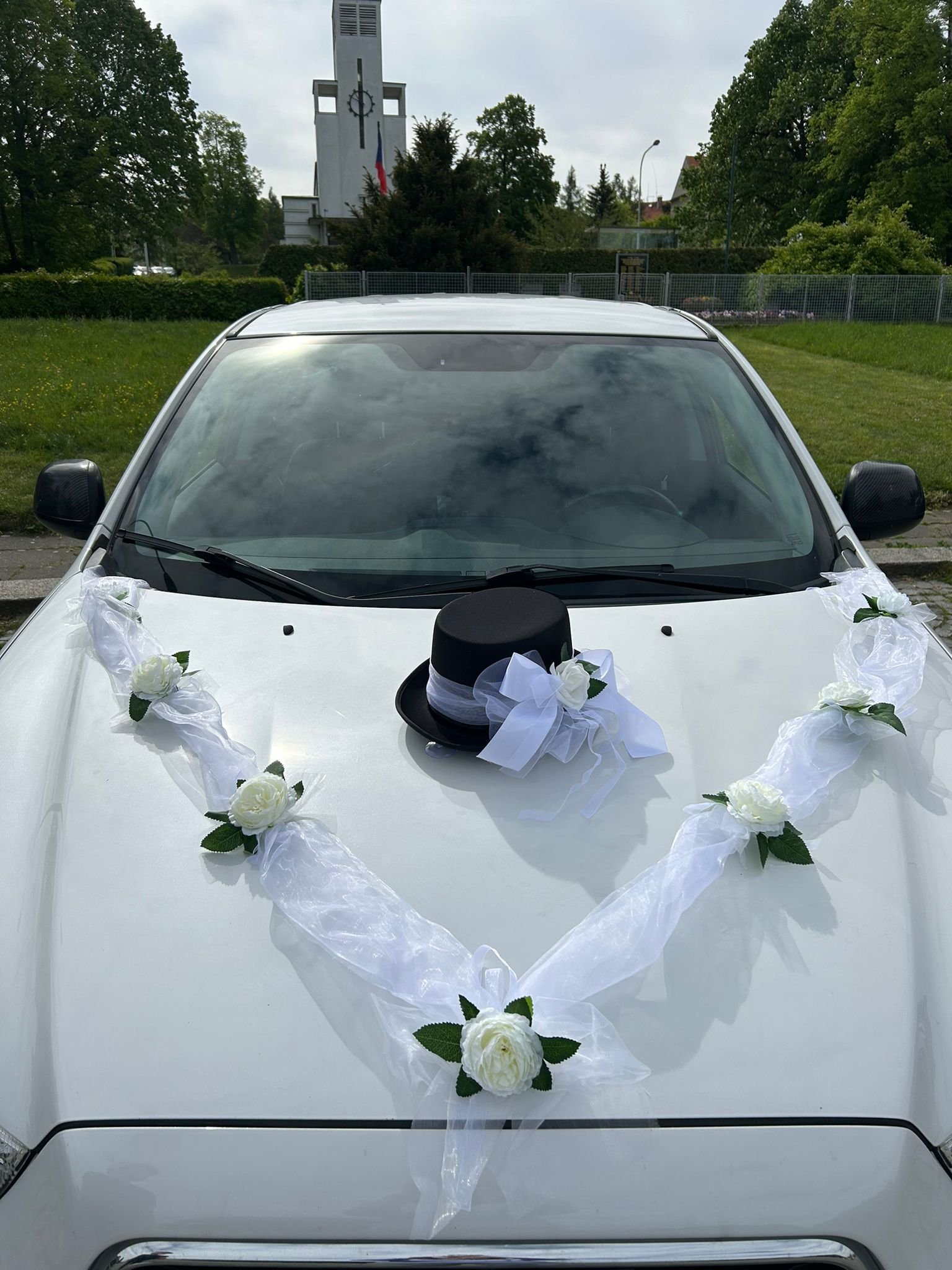 SET na auto s růží bílá pro ženicha a nevěstu 2ks