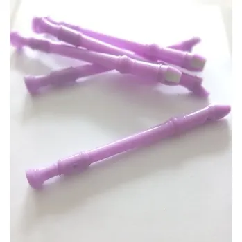 Pero ve tvaru zobcové flétny - fialová barva