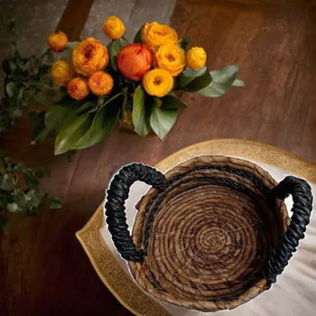 Kulatý košík z banánových listů a rafiie - černý, menší (⌀23 cm)