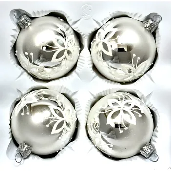 Vánoční ozdoba Irisa Ledový květ – perleťově bílé vánoční koule s květinovým dekorem, sada 4 ks (7 cm) Velikost: 7 cm, Balení: 4ks, Barva: bílá