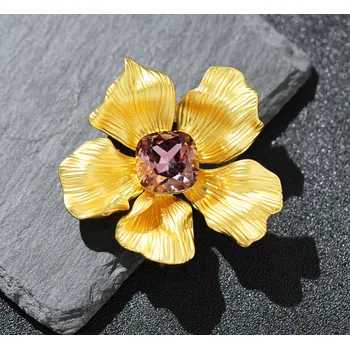 Brož B-TOP Brož Květ s krystalem Druh barvy: Zlatá