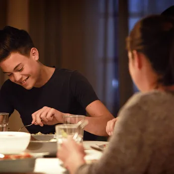 Lampička Philips Classic LED žárovka E14 B35 6,5W 2700K mat