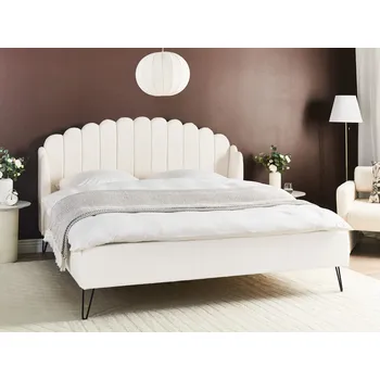Postel Postel krémově bílá buklé 180 x 200 cm čalouněný rám postele kovové nohy retro design zaoblené prošívané čelo ve tvare mušle ložnice Beliani