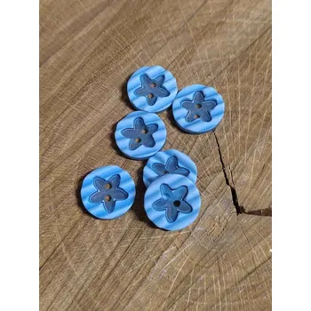 Knoflík Knoflík zdobený květem barva modrá světlá