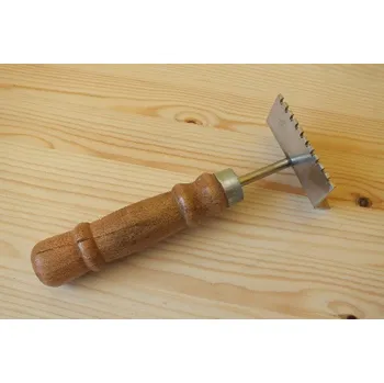 Škrabka na čištění kovových mřížek