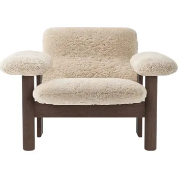 Audo Copenhagen, Křeslo Brasilia Sheepskin nízké na tmavých dubových nožkách bílé - Formadore