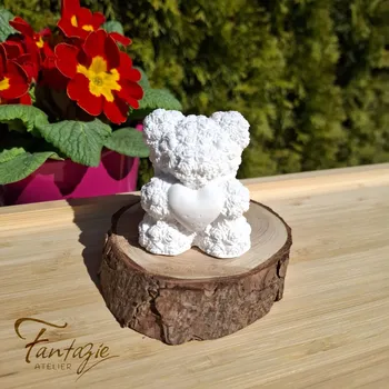 Velikonoční dekorace Atelier Fantazie - Figurka Medvídek se srdíčkem CV - výška 6 cm