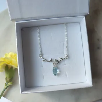 Náhrdelník KAPKA JARA A SVOBODY stříbrný náhrdelník s ptáčky a modrým topazem