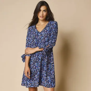 Dámské šaty Rozšířené šaty s potiskem a kontrastním lemem modrá/fialová 46