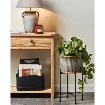 Květináč Květináč na stojanu šedý železný 26 x 26 x 52 cm vnitřní venkovní kovový květináč průmyslový stojící květináč Beliani