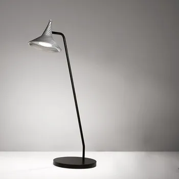 Lampička Artemide Unterlinden, hliníková stolní lampa s texturou dřeva, 9W LED 2700K, výška 51,6cm