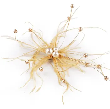 Brož Péřová brož s perlami a broušenými korálky - zlatá