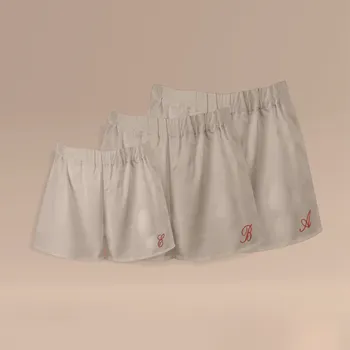 SET trenek pro mámu, tátu a dítě s iniciálami - béžové s červenou psací Font a barva nitě: Červená psací bez srdíčka, Velikost trenek dítěte: 9 let, Velikost pro tátu a mámu: On L Ona S