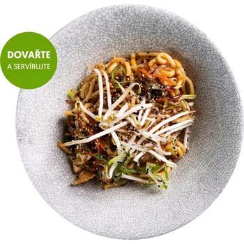 Hotové jídlo Japonské udon nudle se "sous-vide" kuřecími prsy a teriyaki omáčkou z Café Buddha