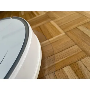 Obraz Průhledná ochranná podložka pod robotický vysavač na podlahu