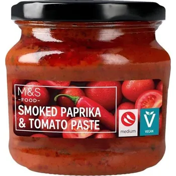 Omáčka Marks & Spencer - Pikantní rajčatová pasta s olivovým olejem, uzenou paprikou a chilli - 190 g