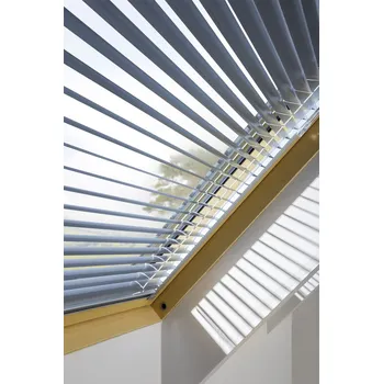 Okno FAKRO lamelová žaluzie AJP I 167 stříbrná zdrsněná, pro 06