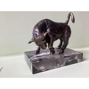 Litinový socha býka s mramorem